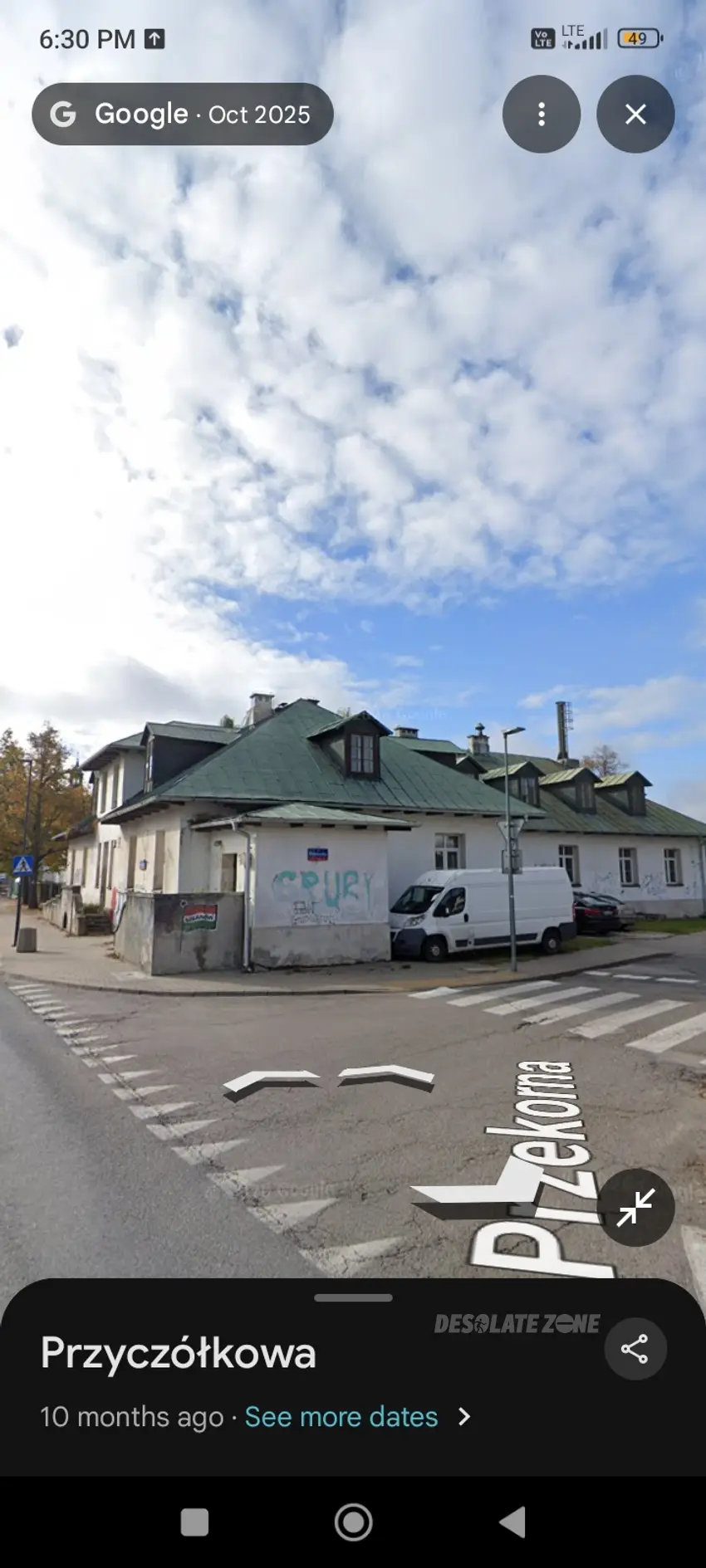 Zniszczony i obmalowany w graffiti domek - zdjęcie 1/1