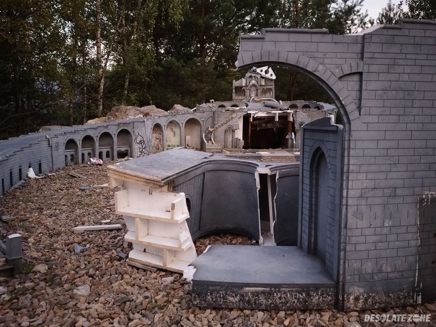 Opuszczony park miniatur sakralnych złota góra w częstochowie