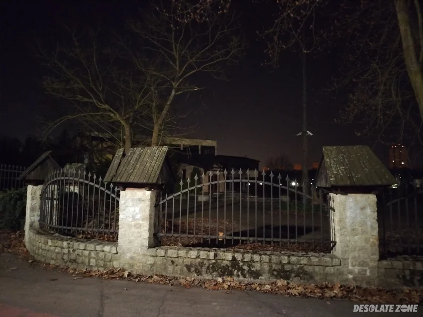 Pozostałości restauracji w sercu parku