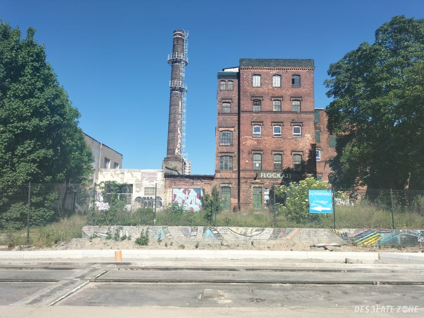 Opuszczony budynek z kominem.