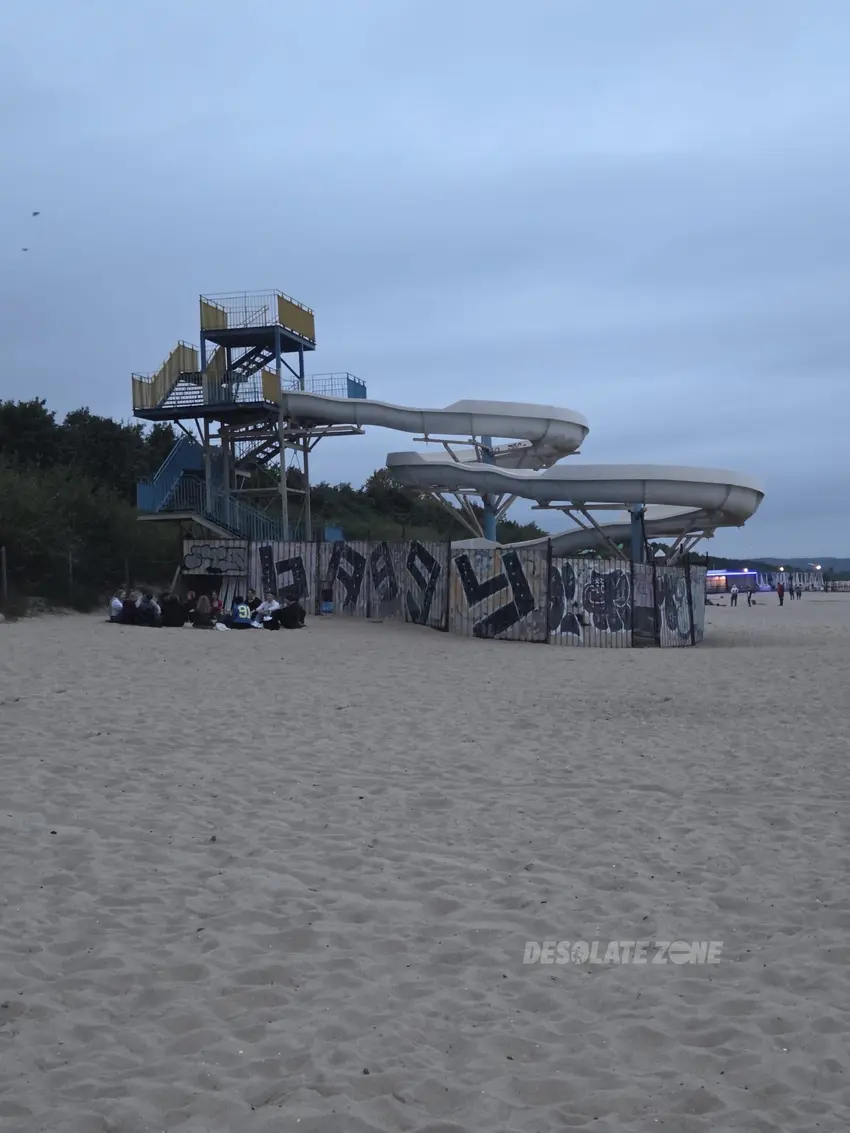 Opuszczona zjeżdżalnia na plaży - photo 1/4
