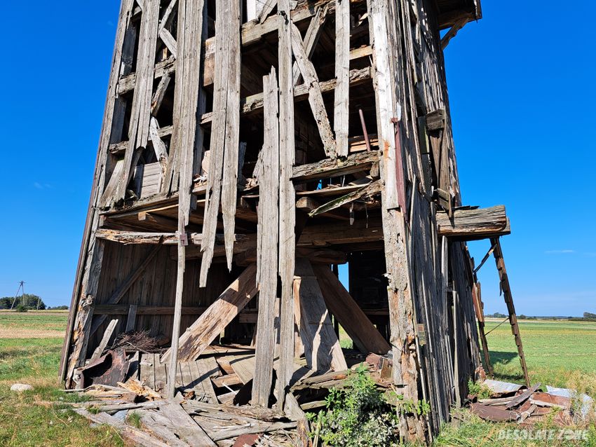 Stary drewniany młyn, zagórki