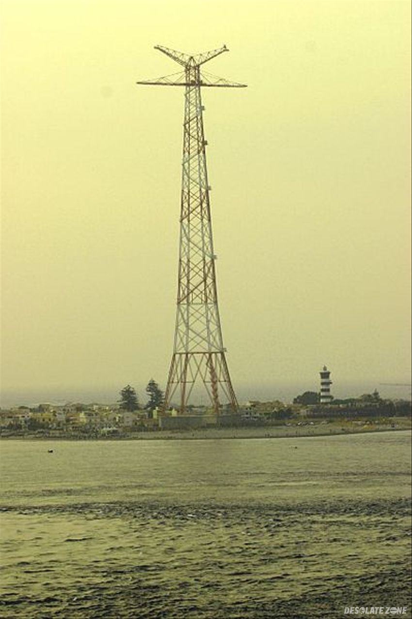 Pylon " torre faro" przy cieśnie mesyńskiej