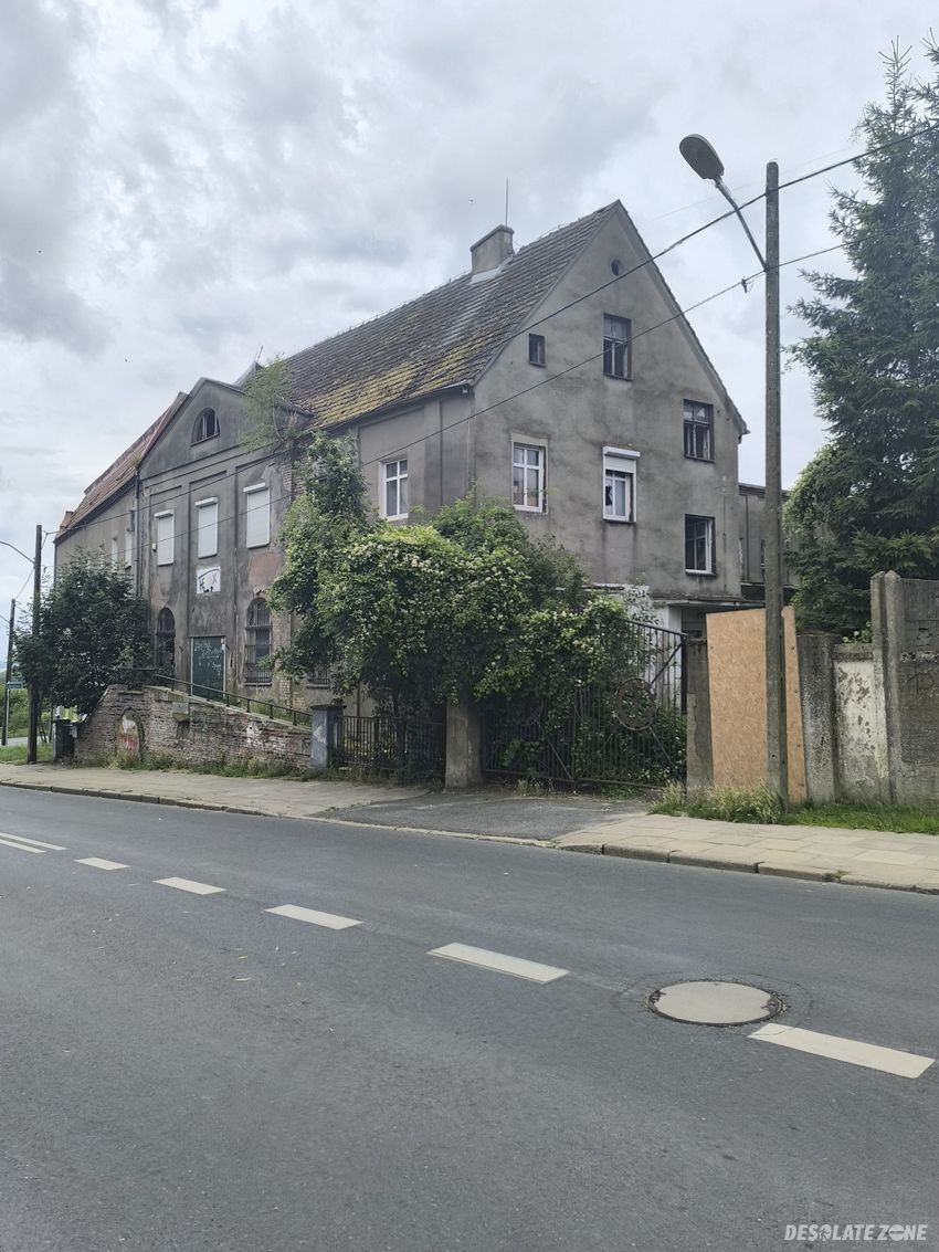 Opuszczona kamienica.