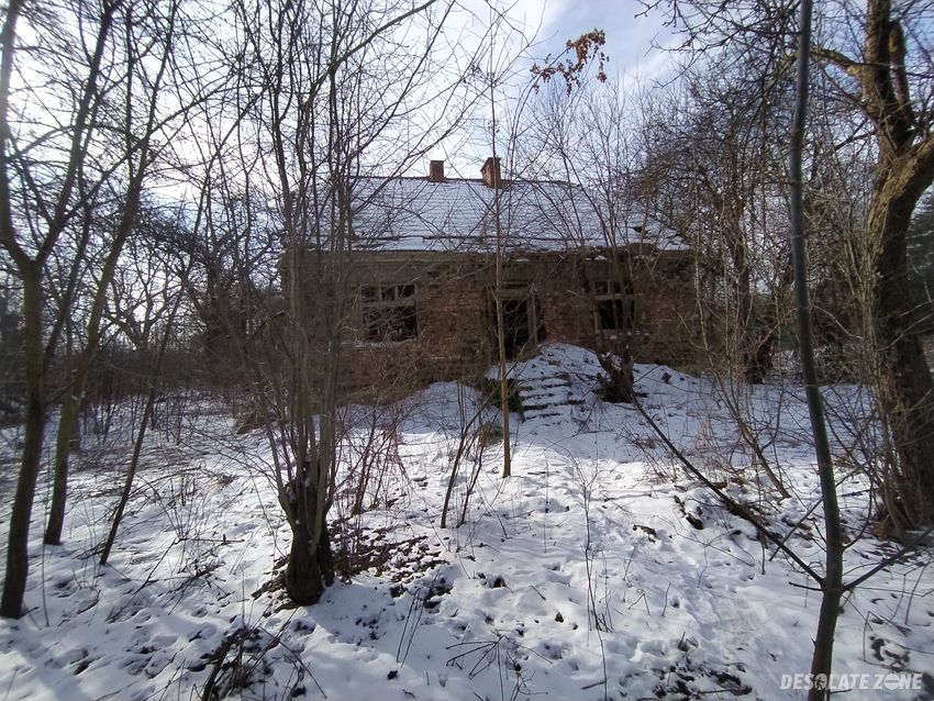 Opuszczony dom na granicy miasta