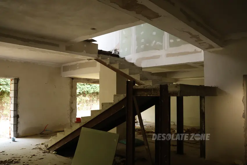 Opuszczone naczepy ciężarówek z budynkami - zdjęcie 1/26