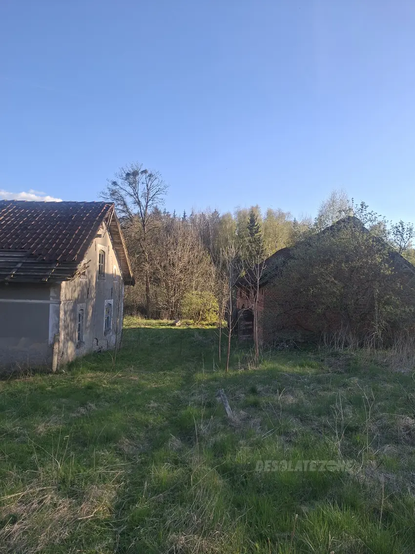 Opuszczony dom i stodoła - zdjęcie 1/4