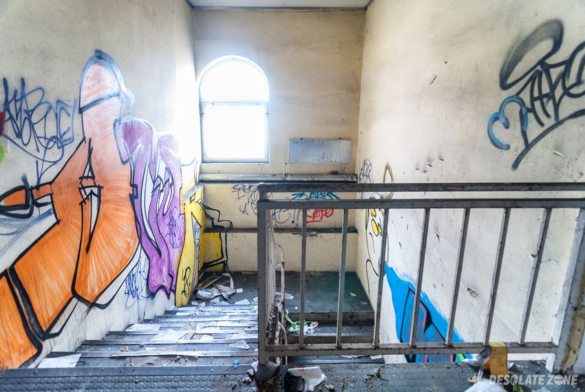 Opuszczony zakład sunset suits