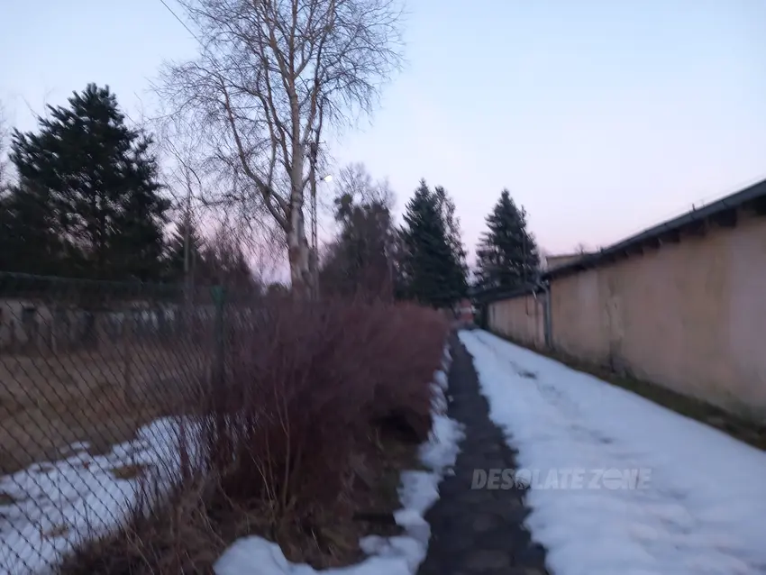 Opuszczony kompleks budynków - zdjęcie 1/4