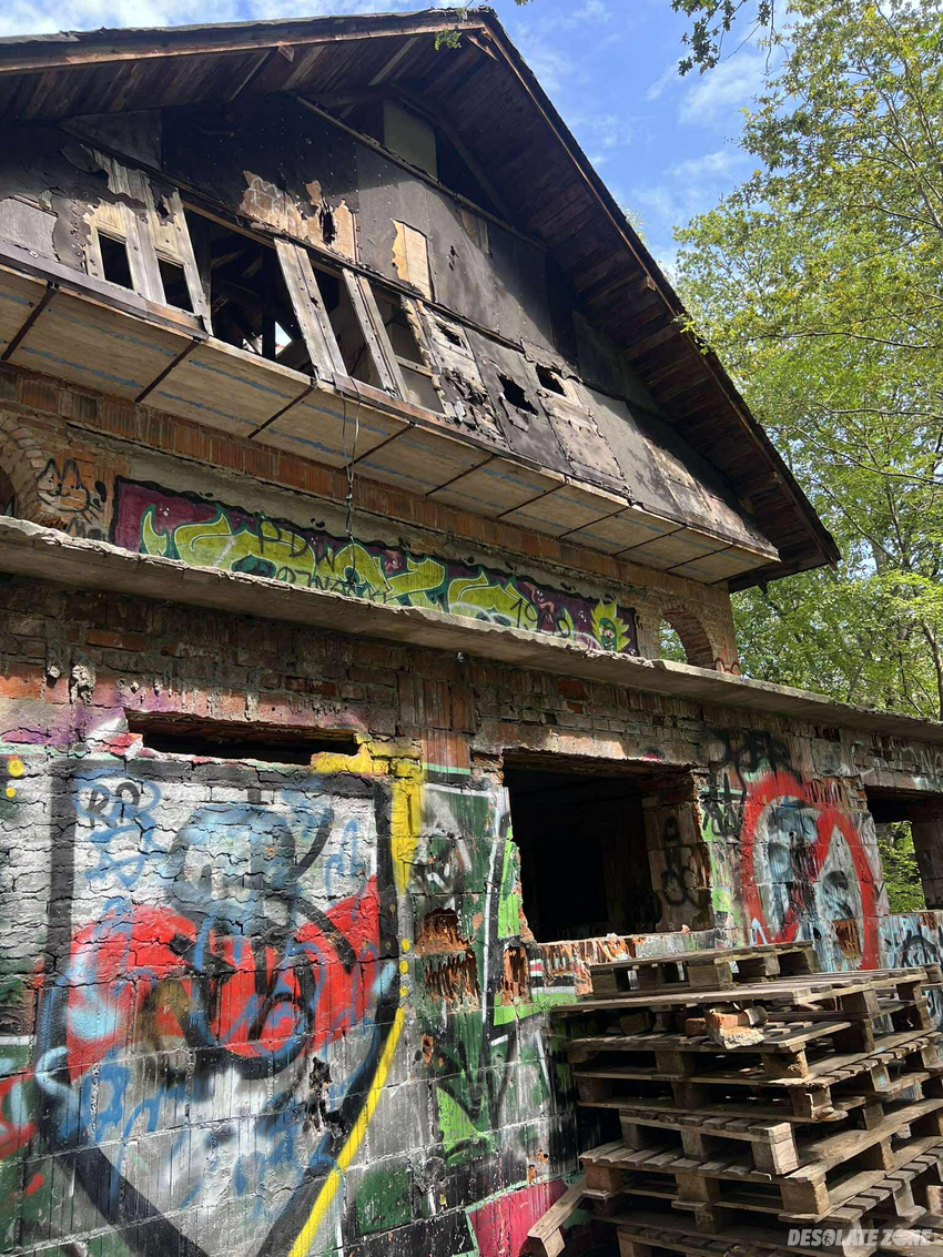 Niedokończona willa obok lotniska