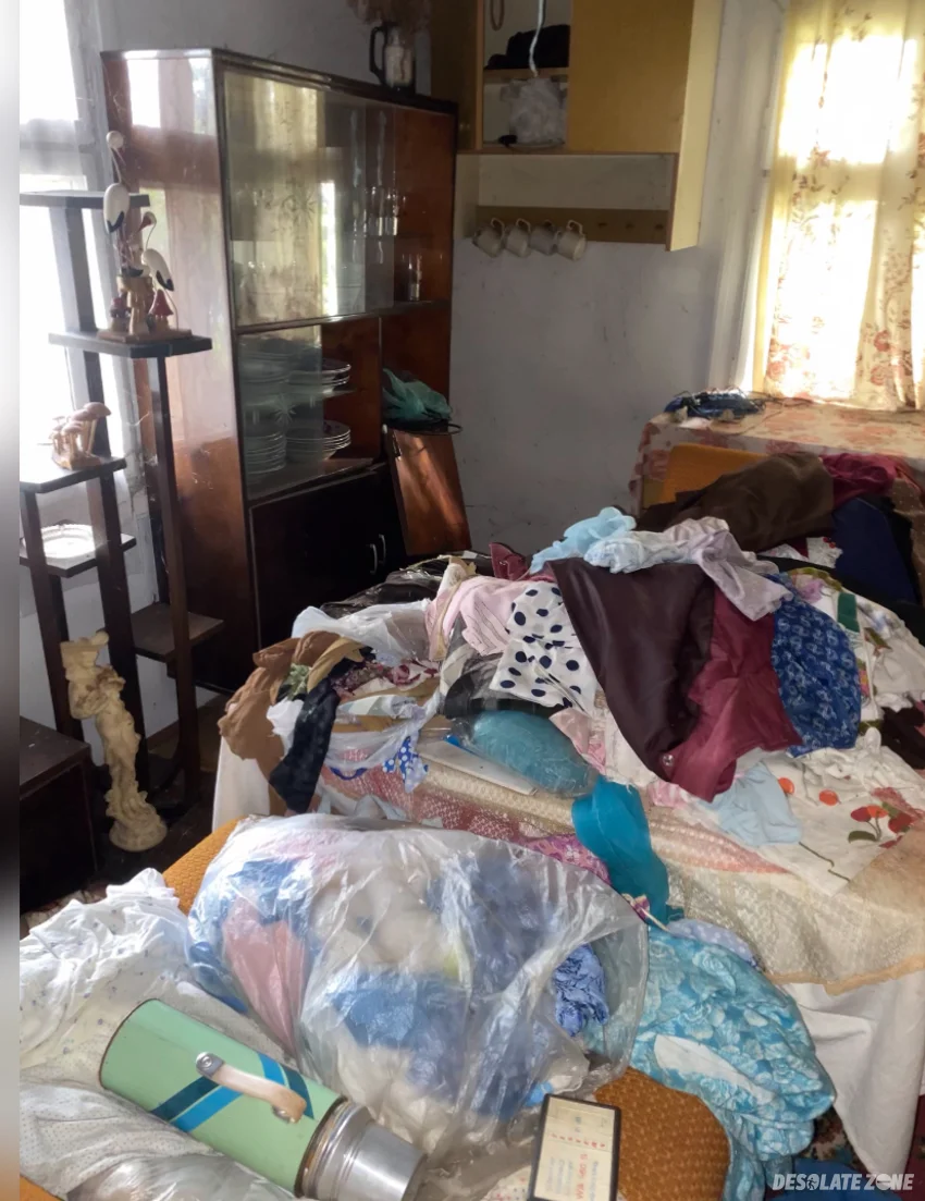 Opuszczony dom z wyposażeniem - zdjęcie 1/4