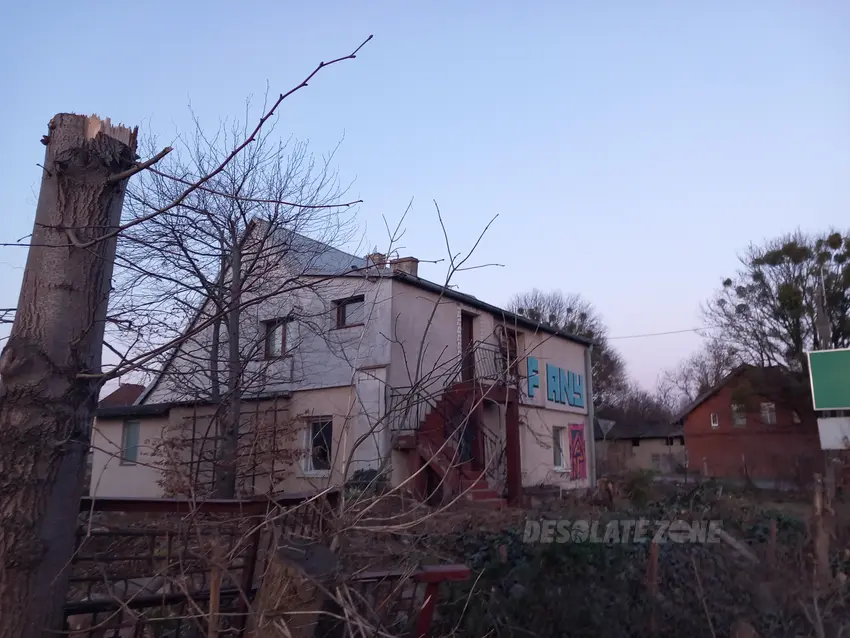 Opuszczony domek z garażem - zdjęcie 1/4