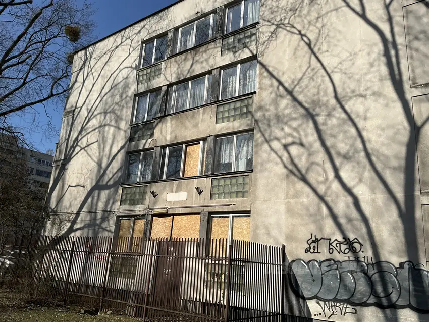 Dwie opuszczone kamienice na osiedlu - zdjęcie 1/4