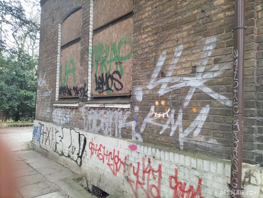 Opuszczony budynek zarządcy cmentarza.