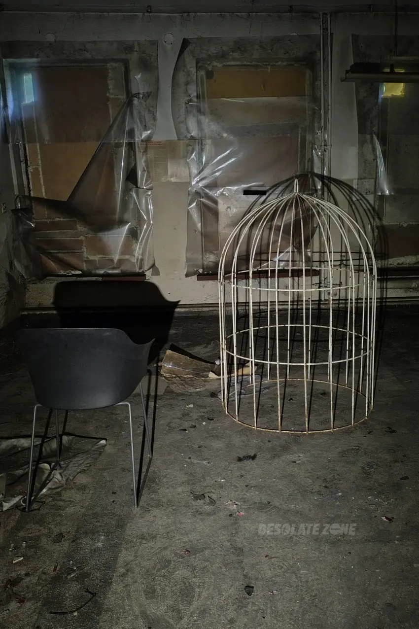 Opuszczony budynek biurowy - zdjęcie 1/4