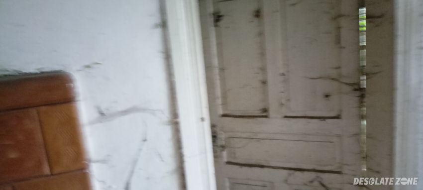 Opuszczony dom ze stodołą