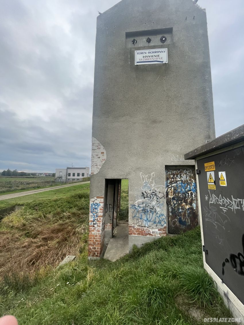 Opuszczony budynek przy jeziorze turawskim