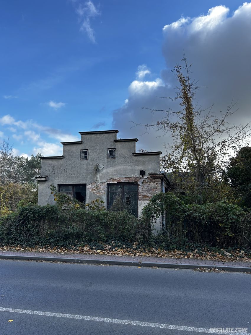 Opuszczony domek z zawalonym dachem