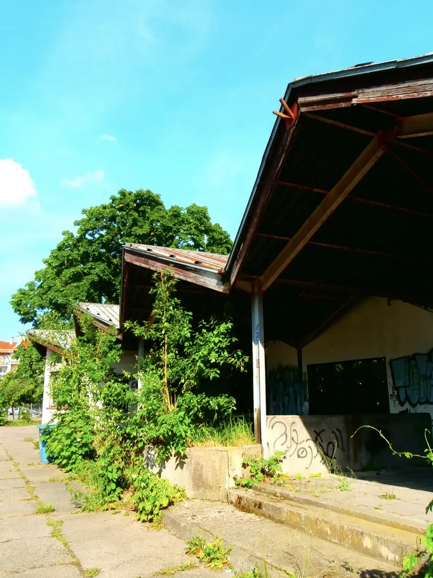 Opuszczony dworzec p k s - zdjęcie 1/4