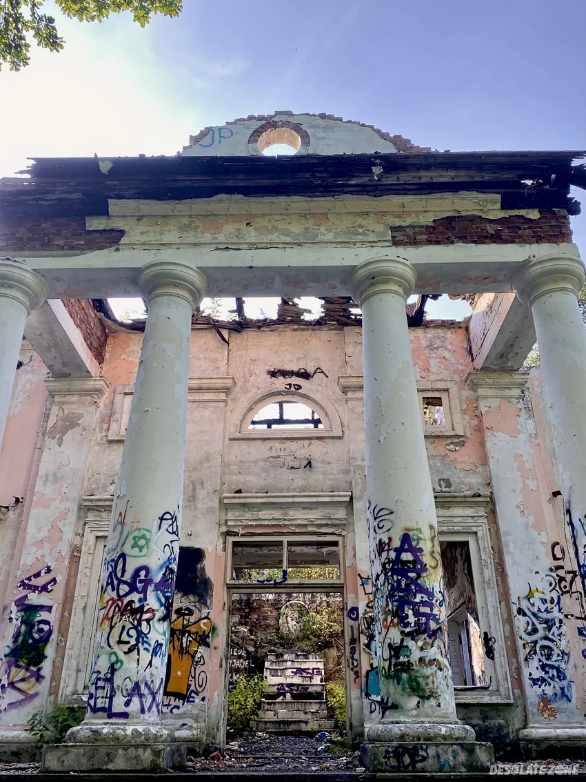 Spalona willa - zdjęcie 1/4