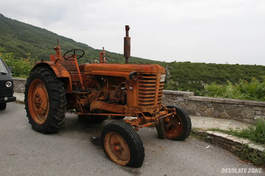 Stary ciągnik - zdjęcie 1/1