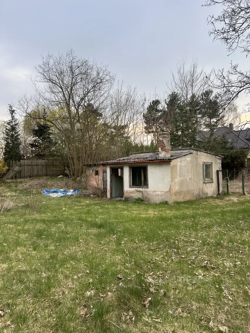 Opuszczony dom z szopką - zdjęcie 1/2