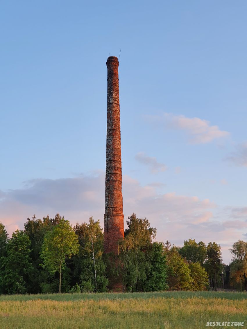 Komin i ruiny cegielni