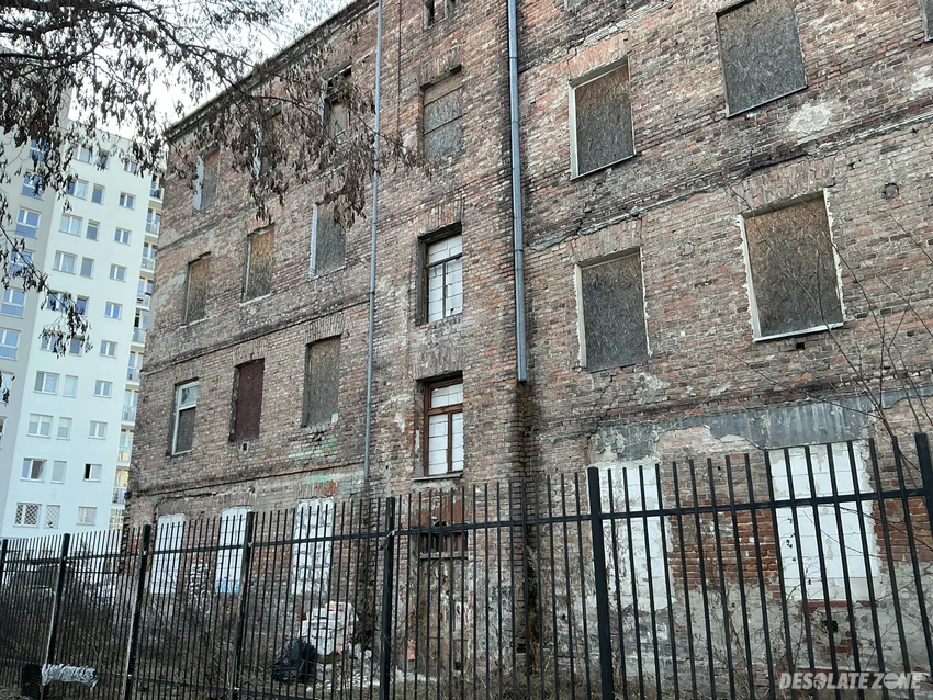 Opuszczona kamienica - zdjęcie 1/4