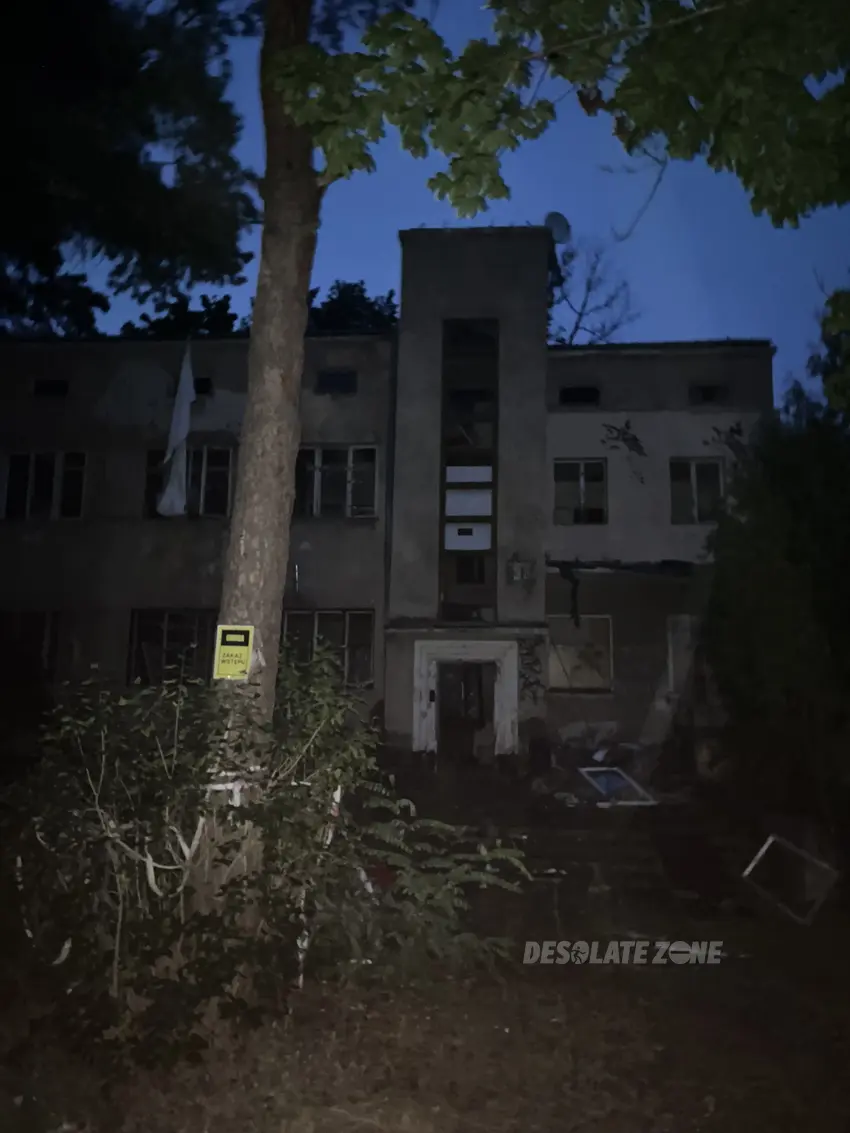 O p u s z c z o n y d o m - zdjęcie 1/3