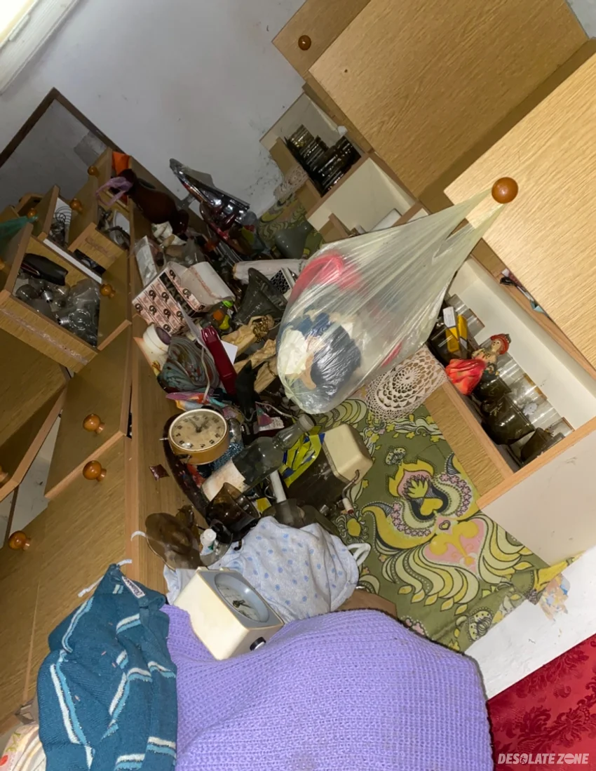 Opuszczony dom z wyposażeniem