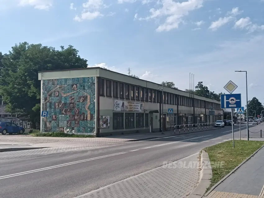 Opuszczona hala sportowa z hotelem - zdjęcie 1/1