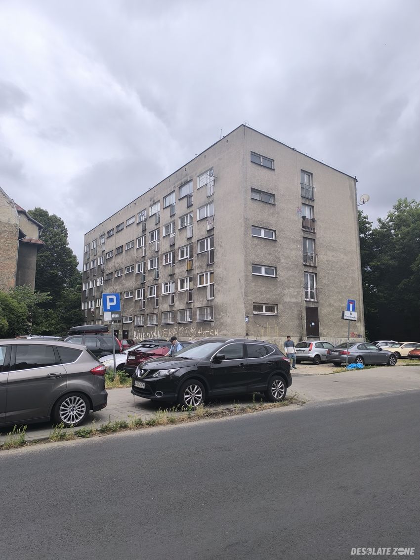 Opuszczony dobrze zachowany blok.