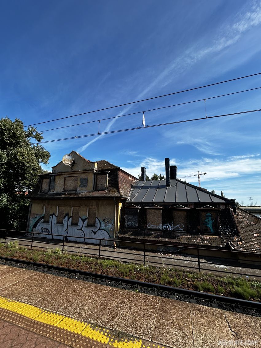 Budynek mieszkalny przy peronie