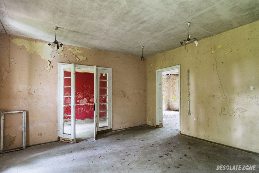 Opuszczony dwór/szkoła w cieślach, cieśle