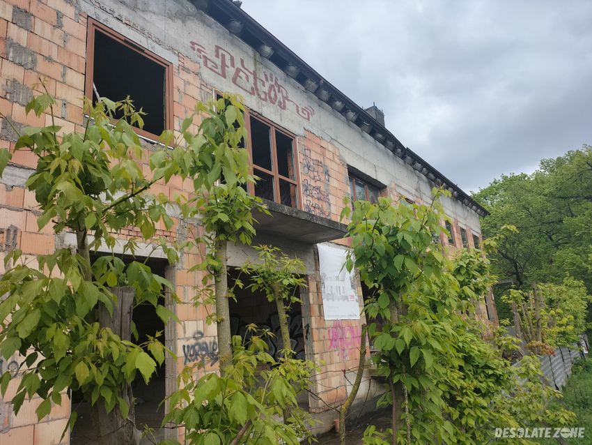 Niedokończony dom.