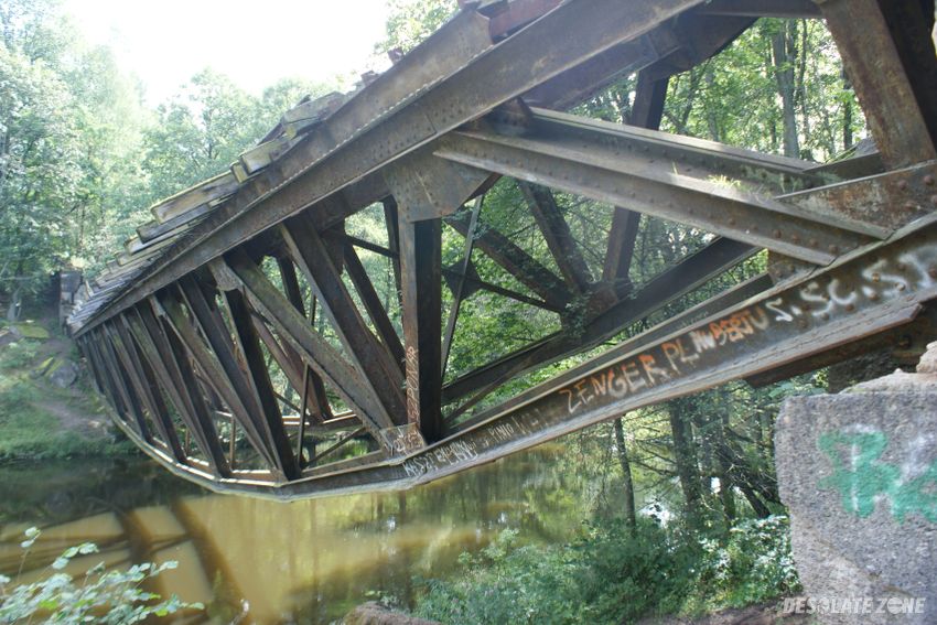 Zabytkowy most kolejowy na gwdzie