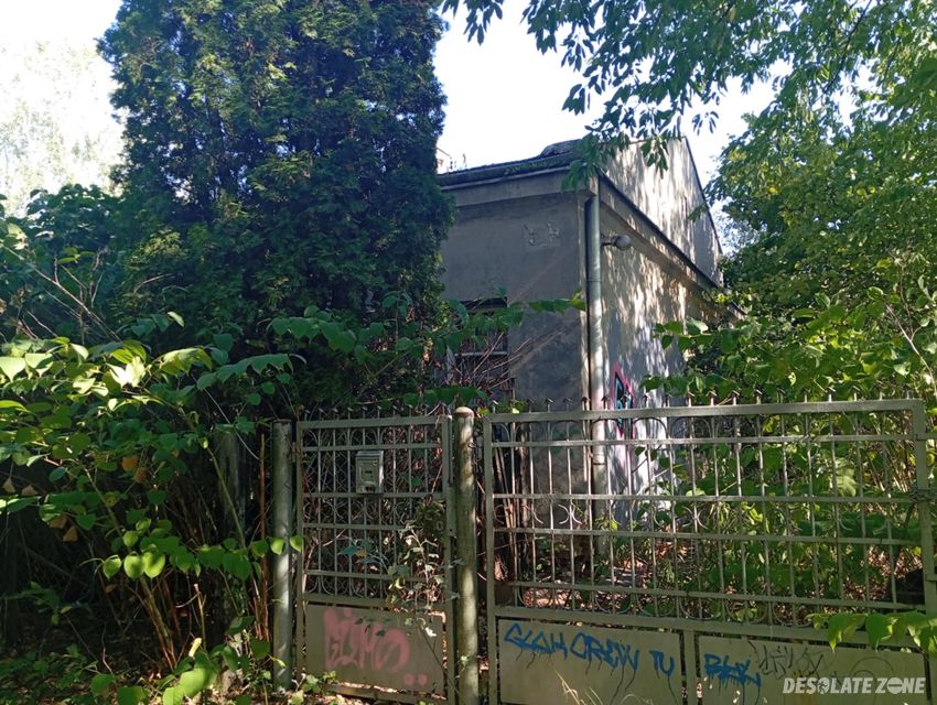 Dom z dwoma samochodami