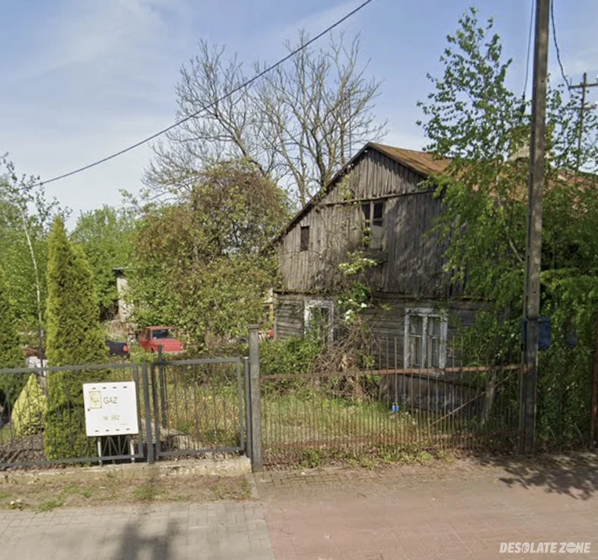 Opuszczony dom z kilkoma samochodami