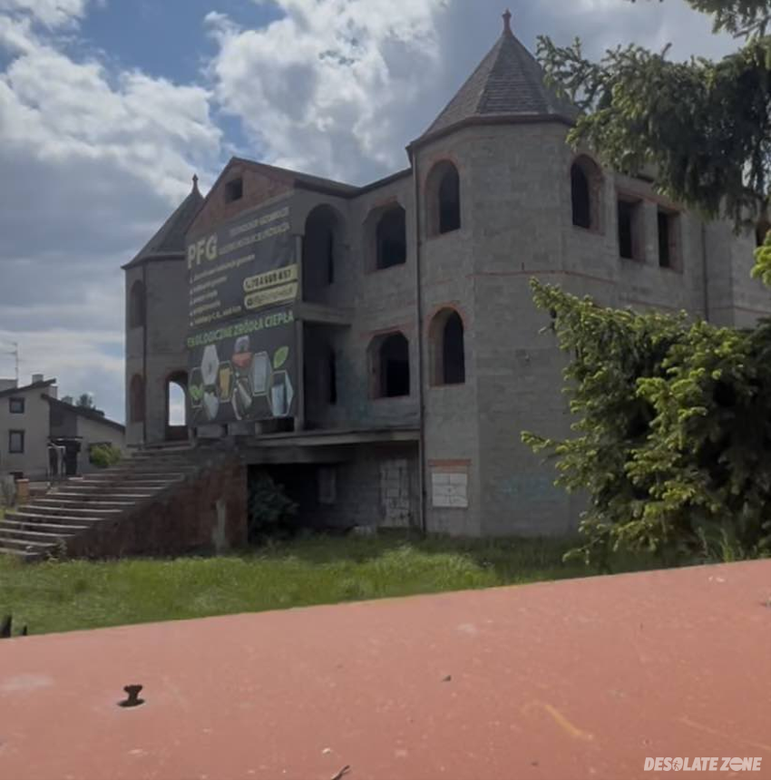 Niedokończona zajezdnia/ hotel