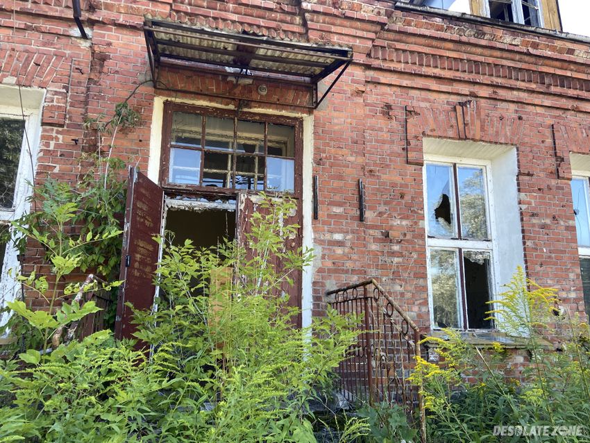 Opuszczony ośrodek zdrowia w różanie