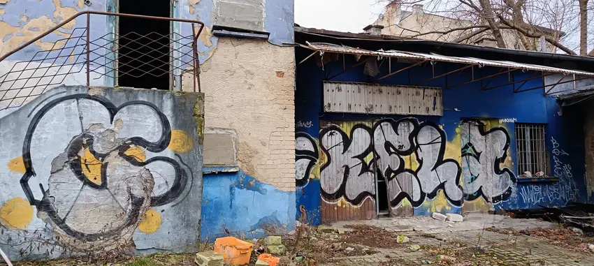 Opuszczona kamienica ze spalonym dachem - photo 1/4