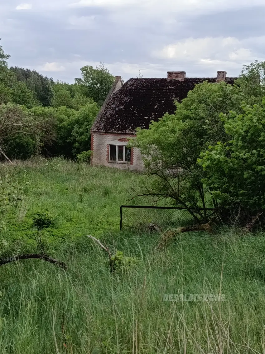 Opuszczony dom z garażem i piwnicą - photo 1/1
