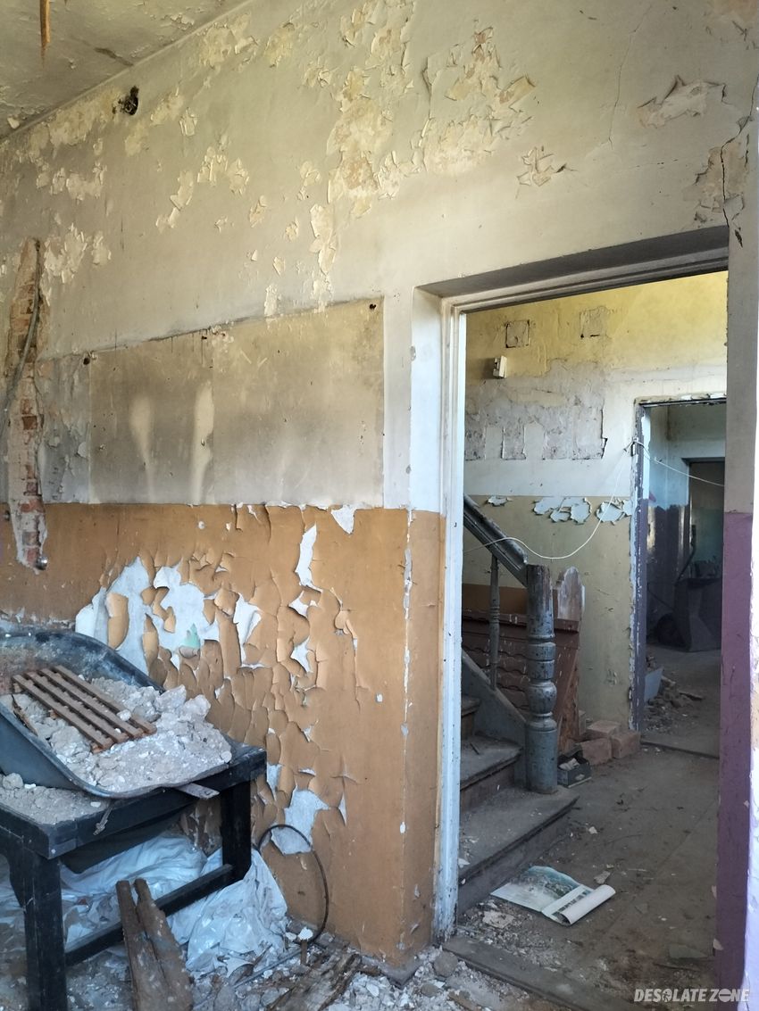 Opuszczona plebania- orzechowo