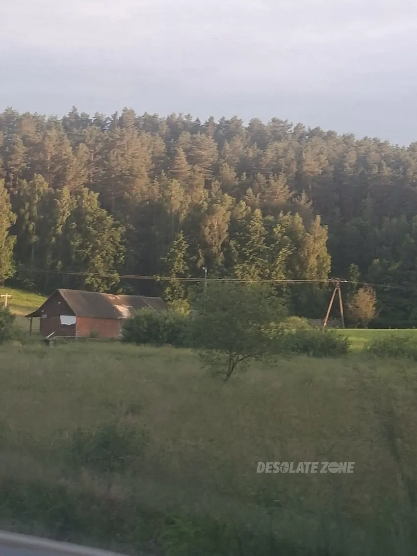 Opuszczony budynek i stok narciarski - zdjęcie 1/1
