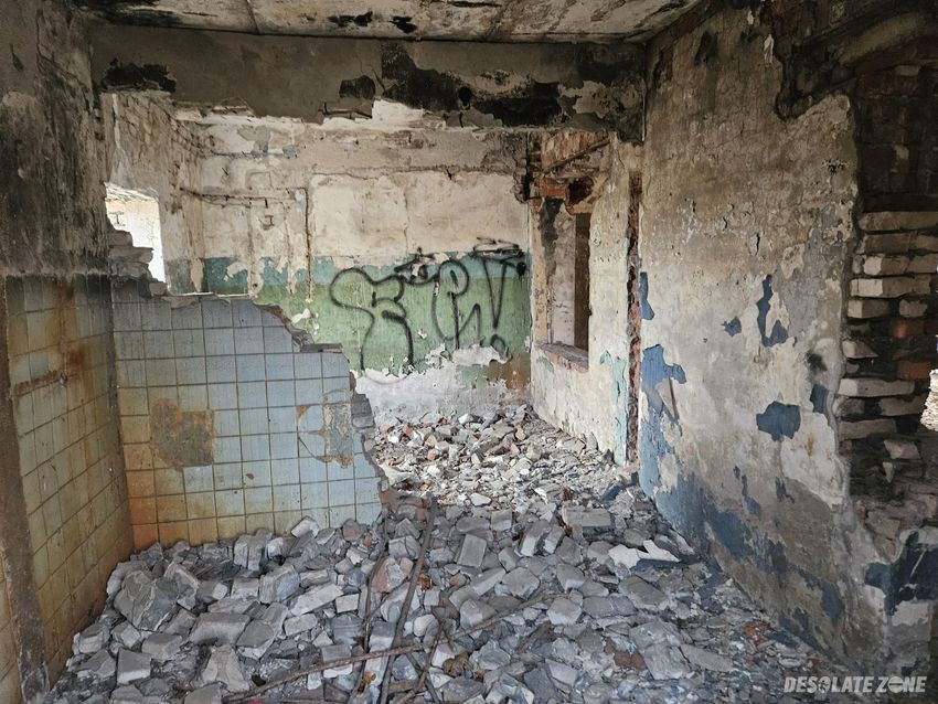 Opuszczony zakład z kominem