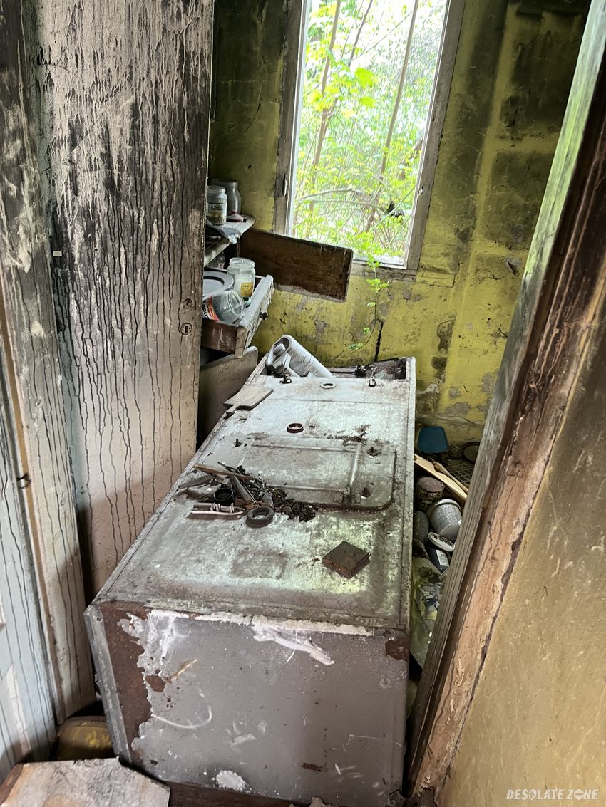 Opuszczony spalony dom z pozostałościami.