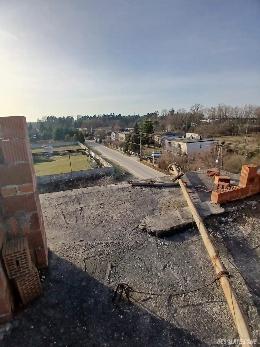 Opuszczony blok i cmentarzysko przyczep kempingowych