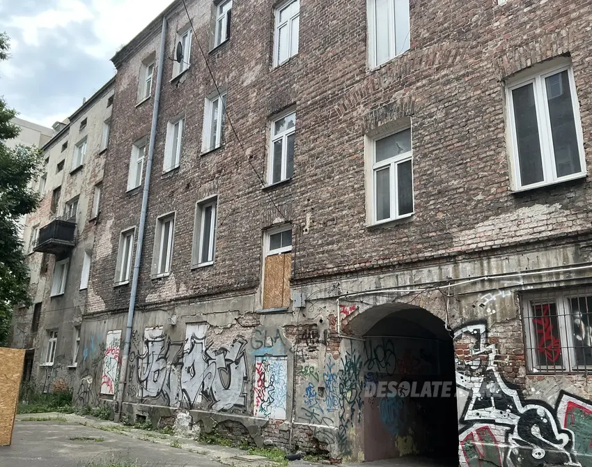 Opuszczona kamienica - zdjęcie 1/4