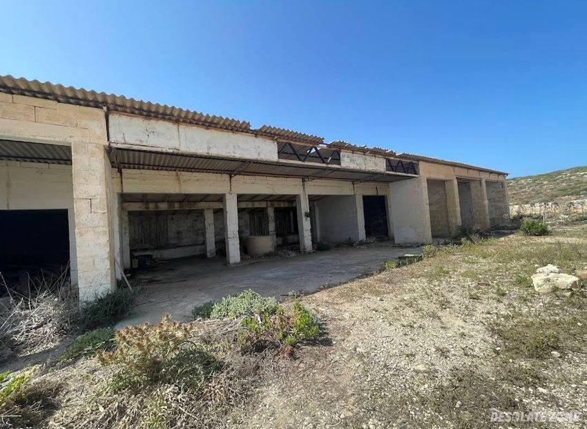 Opuszczona farma na comino