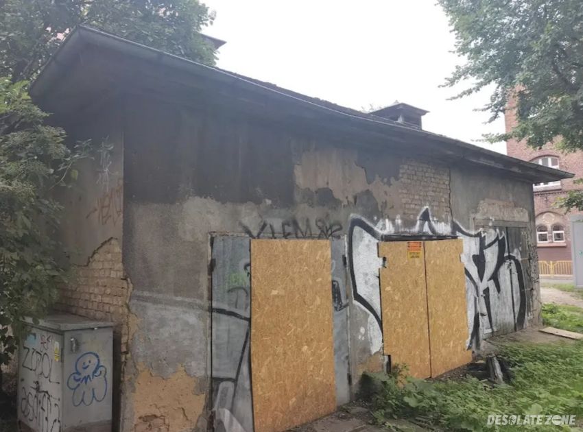 Opuszczony budynek z prądem.